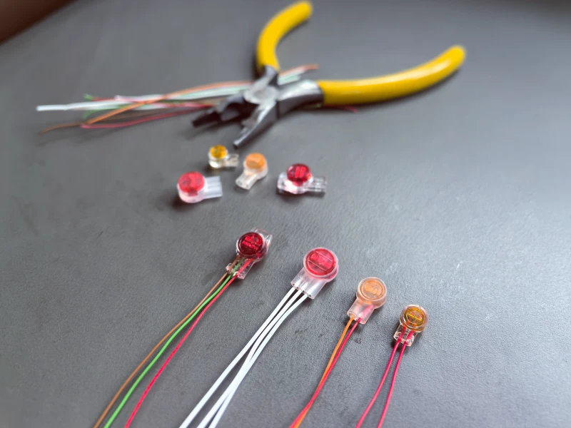 UY UY2 UR and UR2 jelly crimp connectors crimped with wires front view